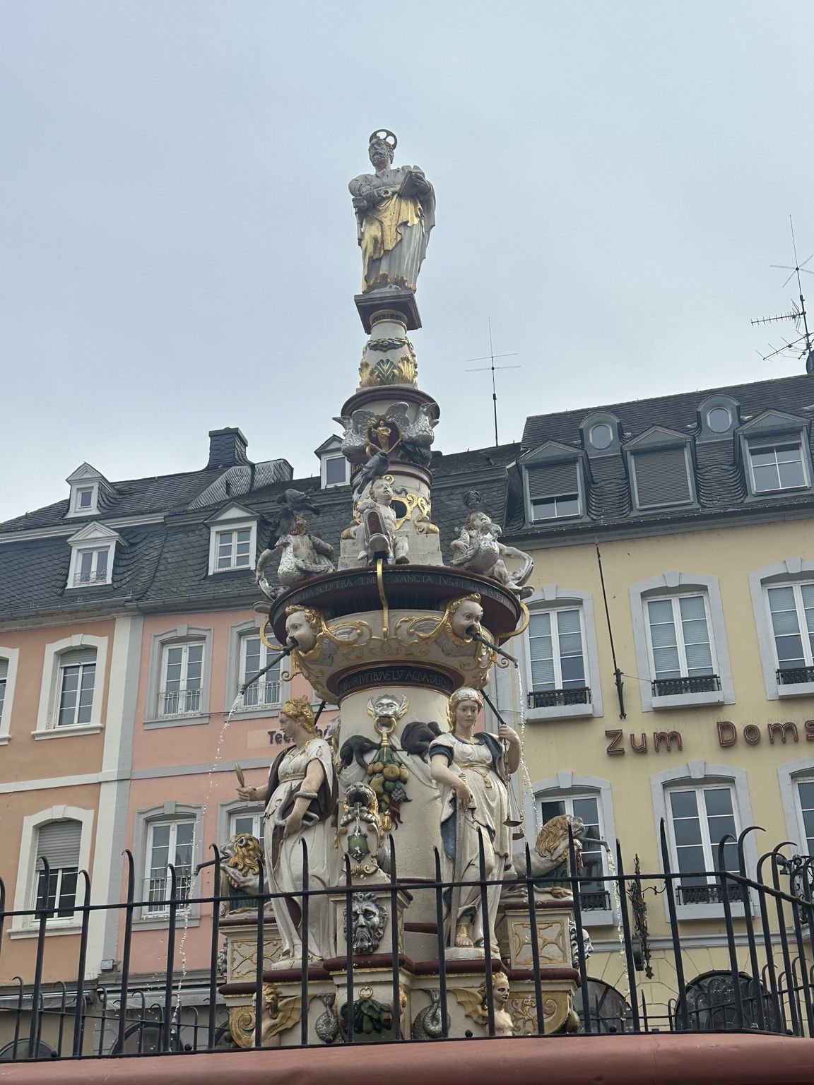 La fontaine Saint-Pierre, l’un des petits trésors sculptés de la vieille ville.