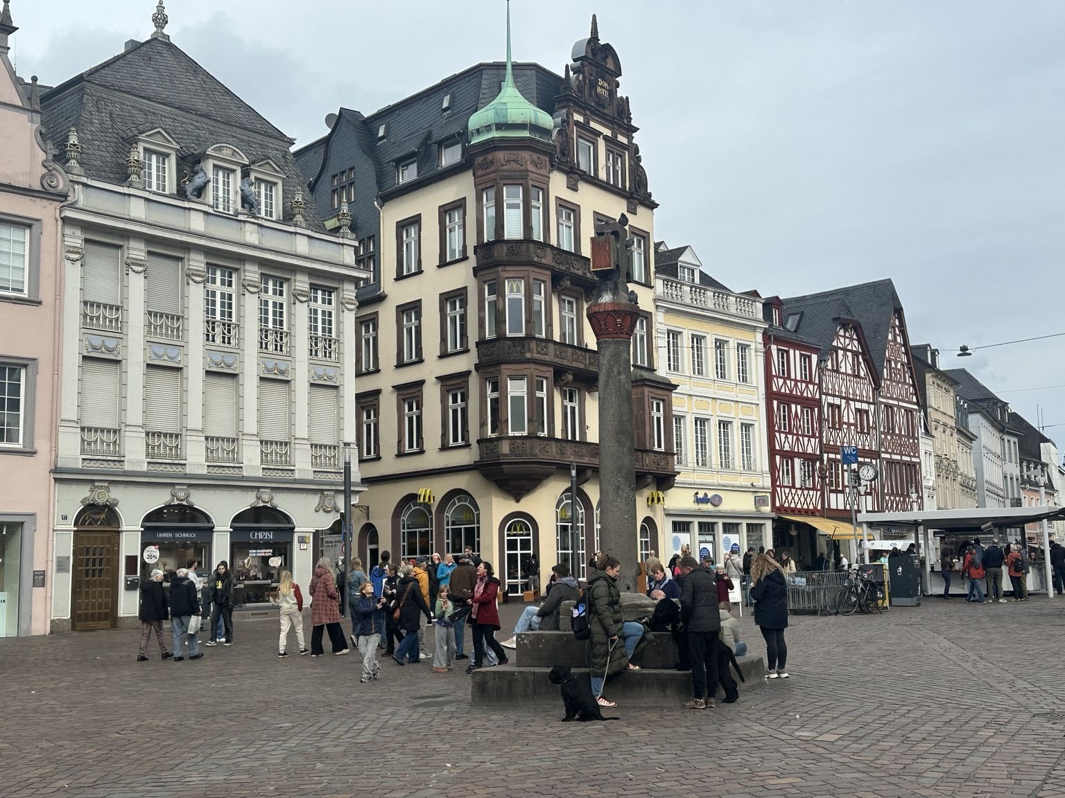 La Hauptmarkt, cœur historique et animé de Trèves, entourée de façades colorées.