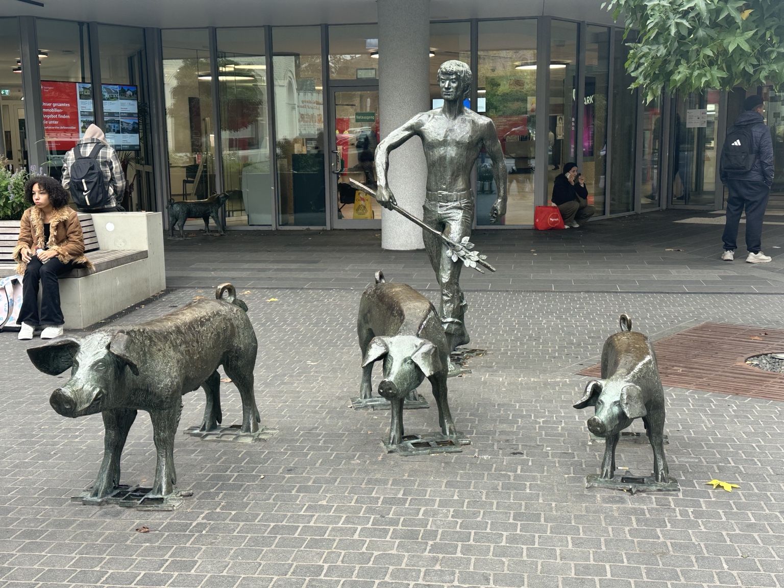 Une scène sculptée pleine d’humour, découverte au hasard des rues de Trèves.