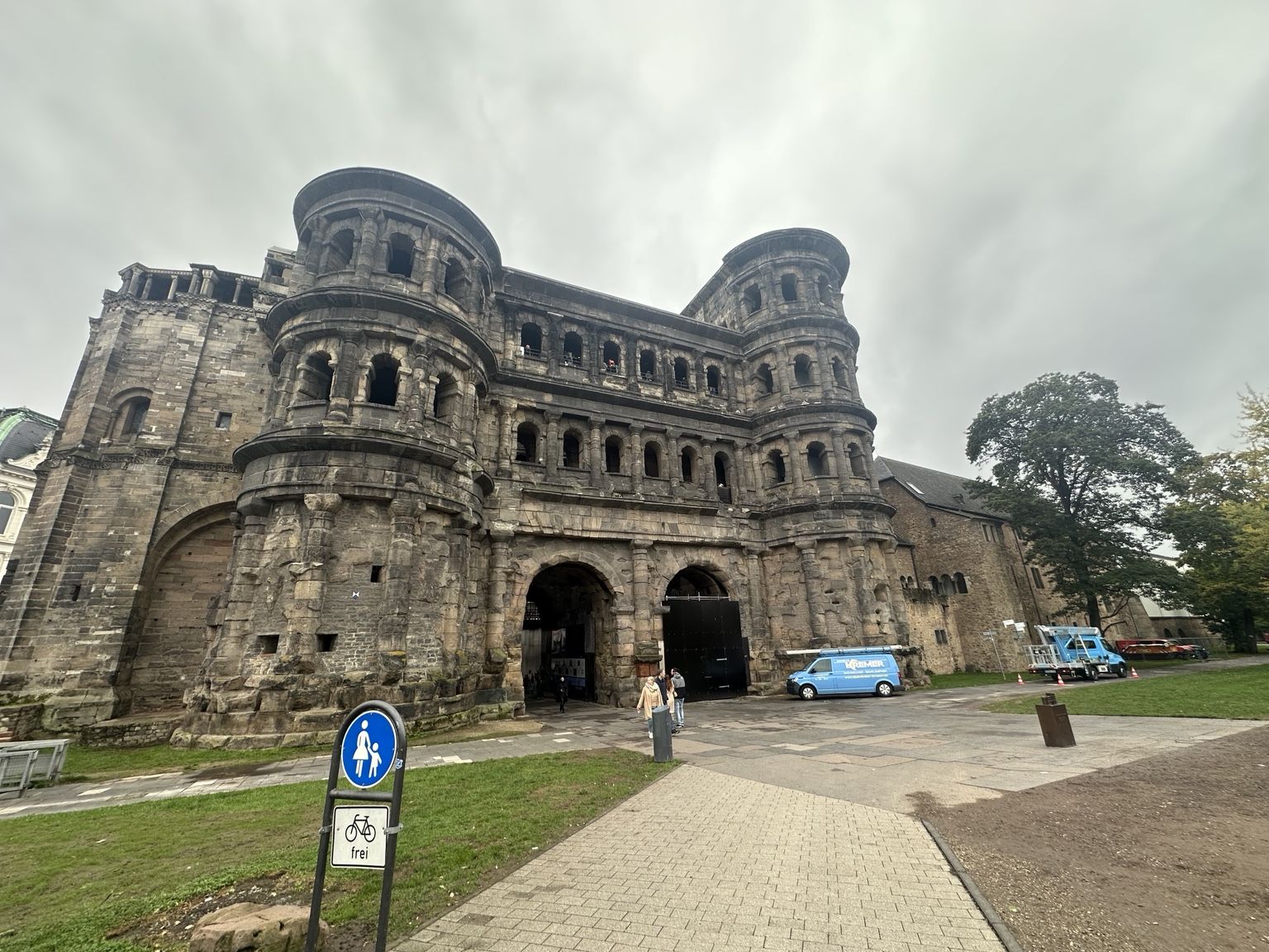 La Porta Nigra, impressionnante porte romaine qui veille sur Trèves depuis près de deux mille ans.