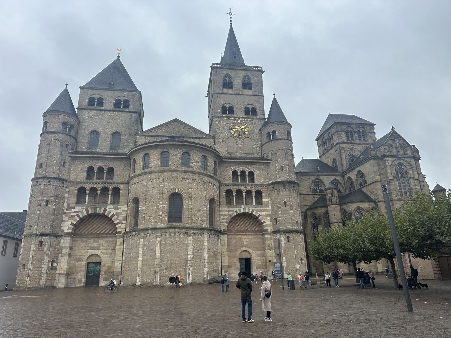 La cathédrale Saint-Pierre, un édifice où se rencontrent plusieurs siècles d’histoire et d’architecture.