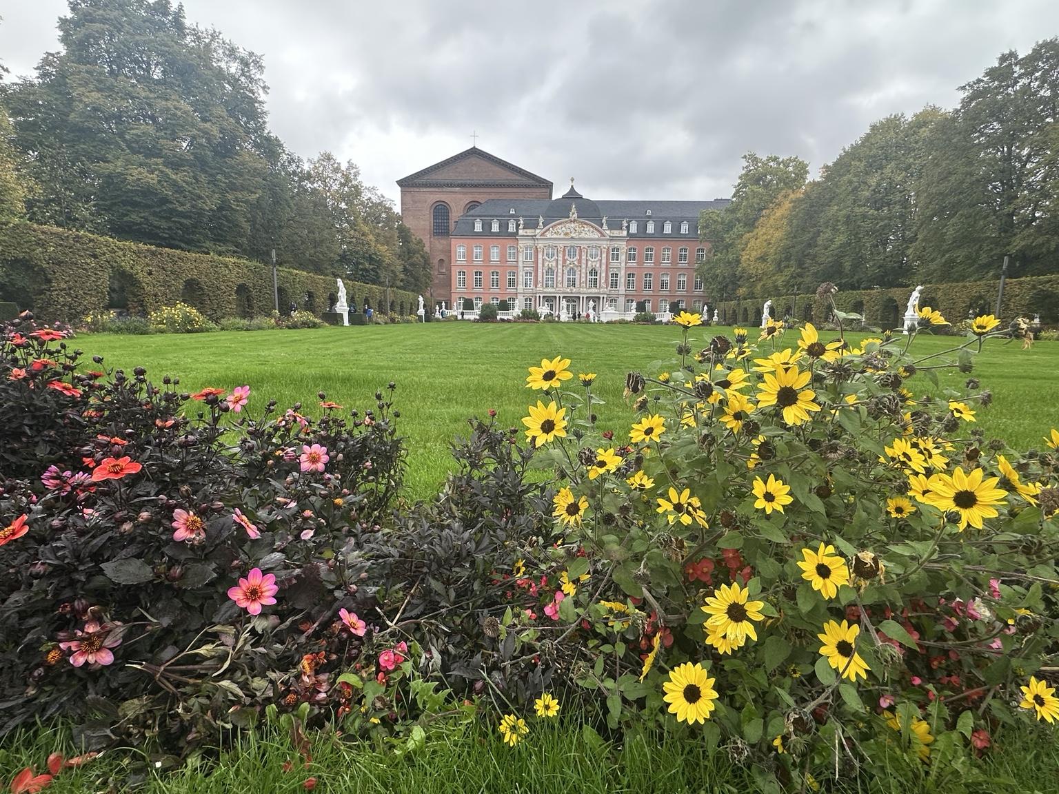 L’élégance rococo du palais des Princes-Électeurs, au cœur de ses jardins.