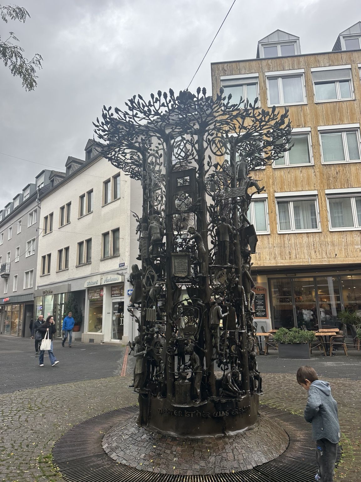 La surprenante Handwerkerbrunnen, un hommage plein de fantaisie aux métiers traditionnels.