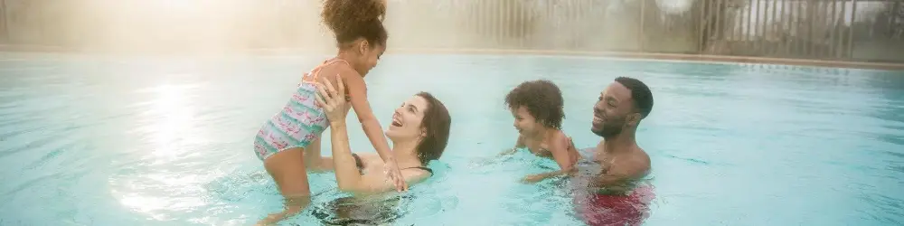 Famille dans la piscine chauffée Center Parcs