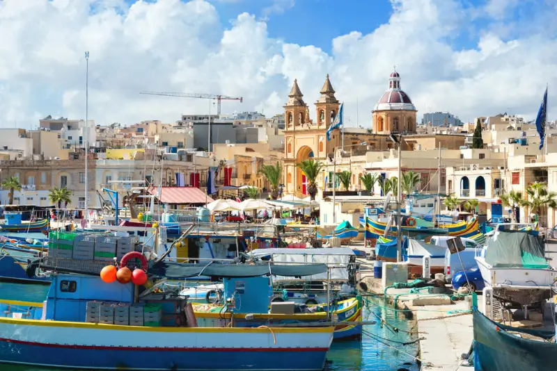 Barques luzzu colorées dans le port de Marsaxlokk à Malte