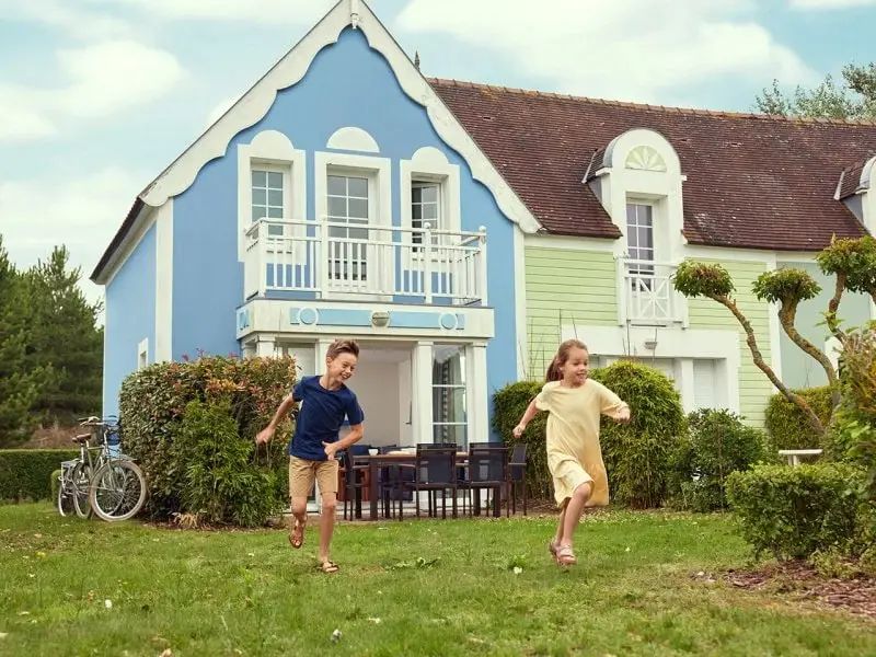 Enfants devant un cottage Pierre & Vacances