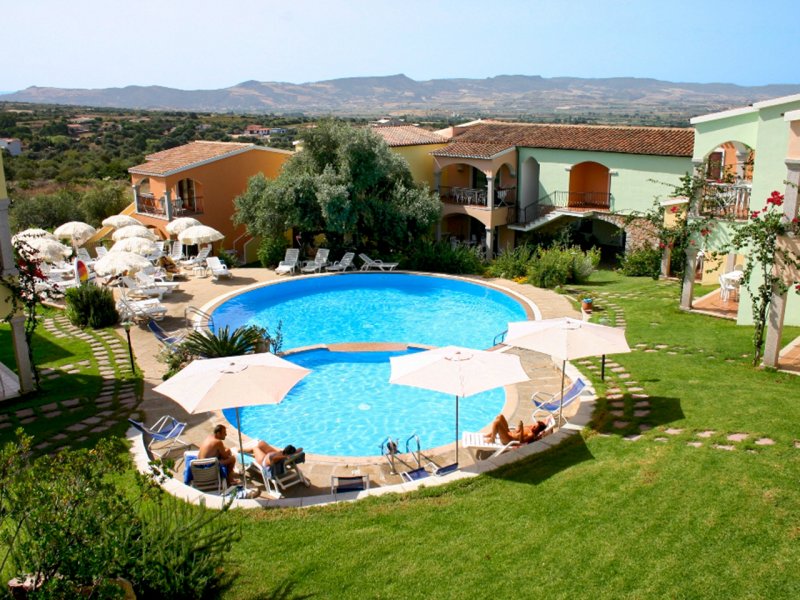 Offre spéciale Sardaigne, location vacances au style méditerranéen avec deux piscines extérieure