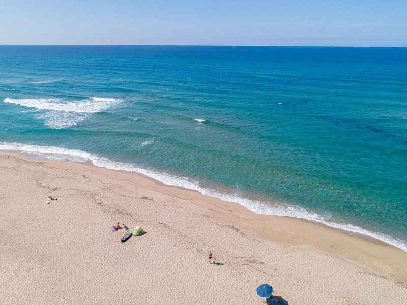 Offre spéciale Sardaigne, location vacances au style méditerranéen avec deux piscines extérieure