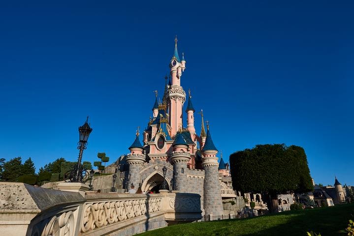 En mai, 1 carte cadeau de 100€ offerte par séjour du 05/07 au 07/09/25 à Disneyland® Paris