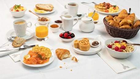 Exemple de petit-déjeuner avec croissant, café, thé