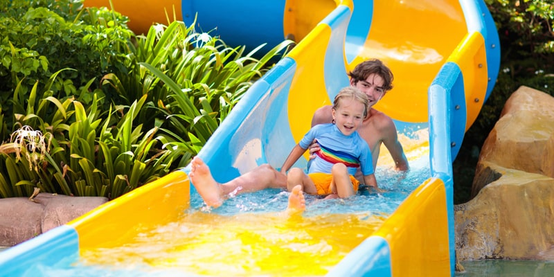 hôtel avec parc aquatique, vacances avec toboggans, séjour famille parc aquatique
