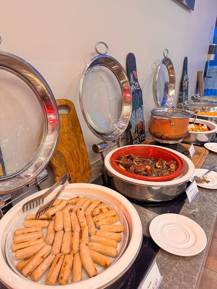 Mövenpick Hôtel & Apartments Bur Dubai 5*